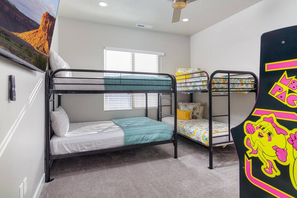 hurricane-ut:-sleeps-19-private-hot-tub-resort/