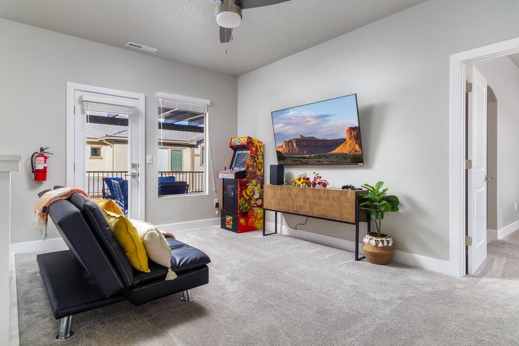 hurricane-ut:-sleeps-19-private-hot-tub-resort/