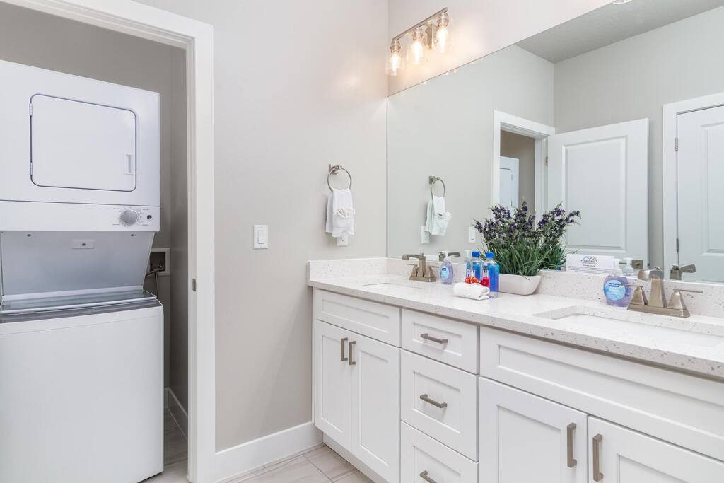 hurricane-ut:-sleeps-19-private-hot-tub-resort/