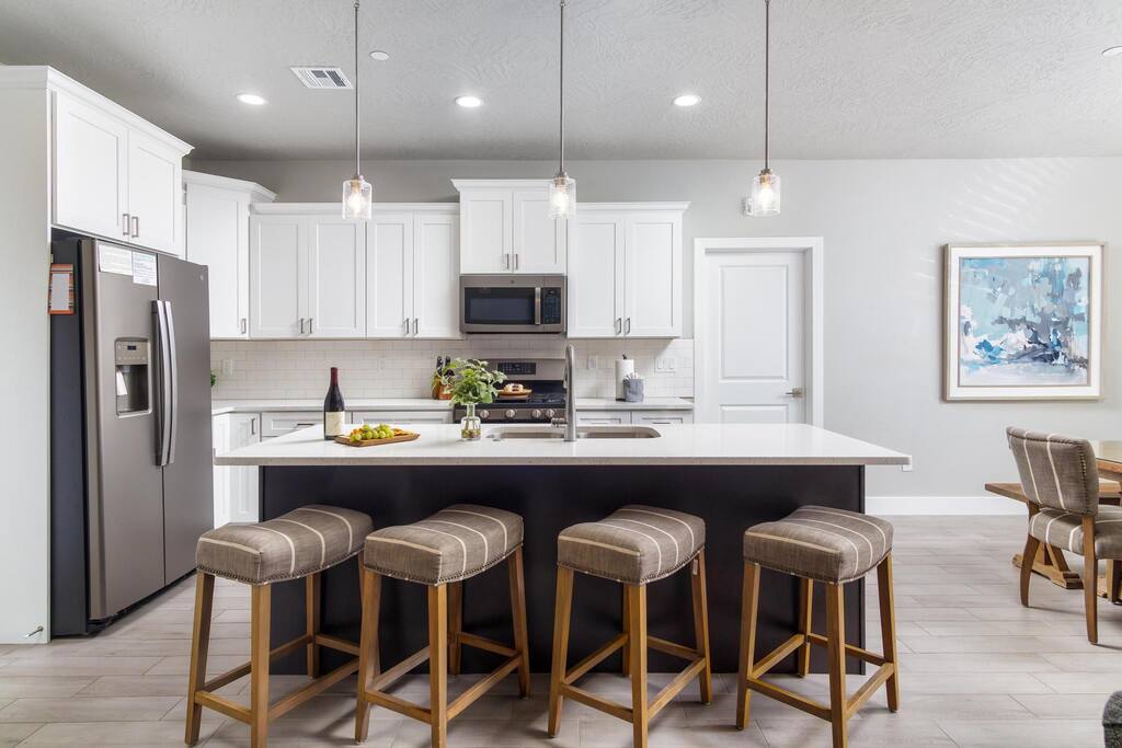 hurricane-ut:-sleeps-19-private-hot-tub-resort/