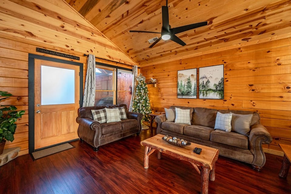 Perfect Location! w/ Theater, Arcade, Hot tub - Pigeon Forge