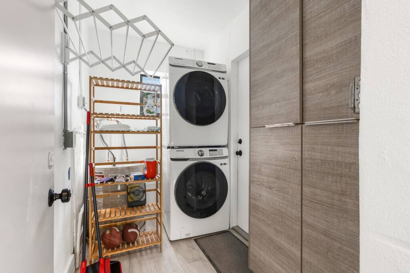 Clean clothes and happy hearts in this bright and organized laundry room. ✨