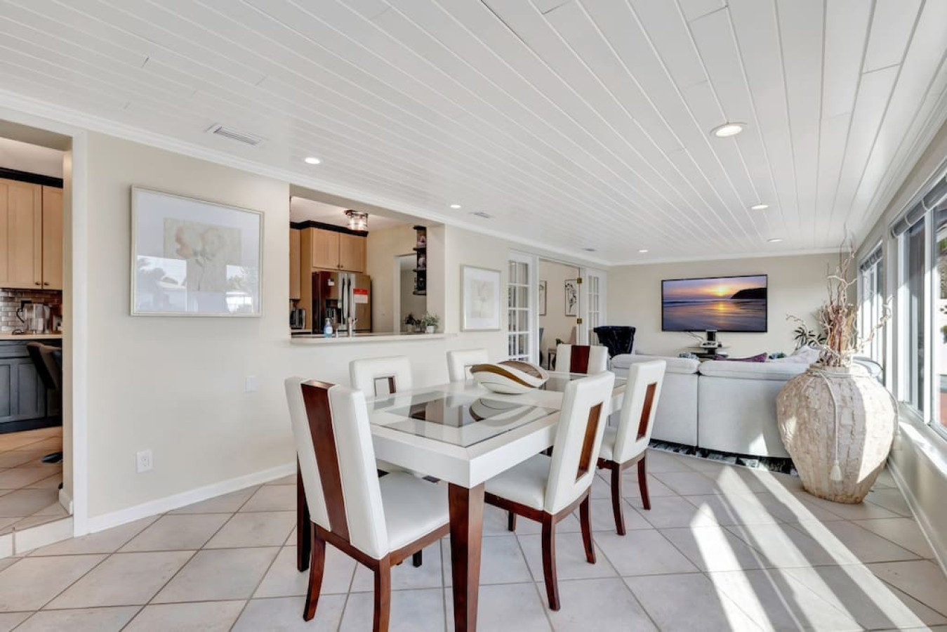 Dinner party goals achieved in this chic and modern dining space.