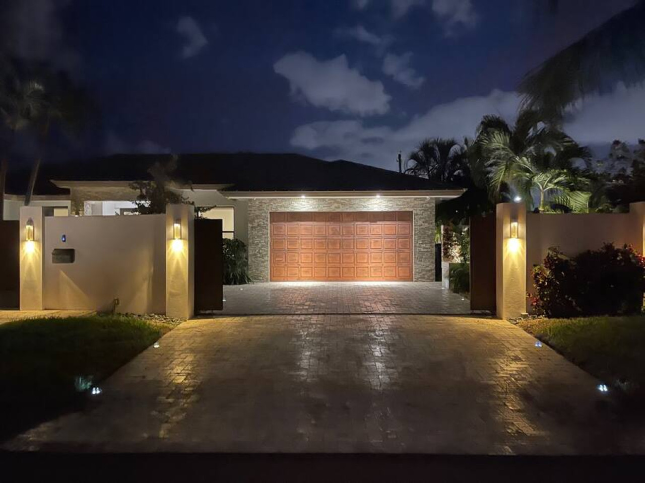 Lynora's Luxe Estate - Modern Design & Heated Pool - Fort Lauderdale