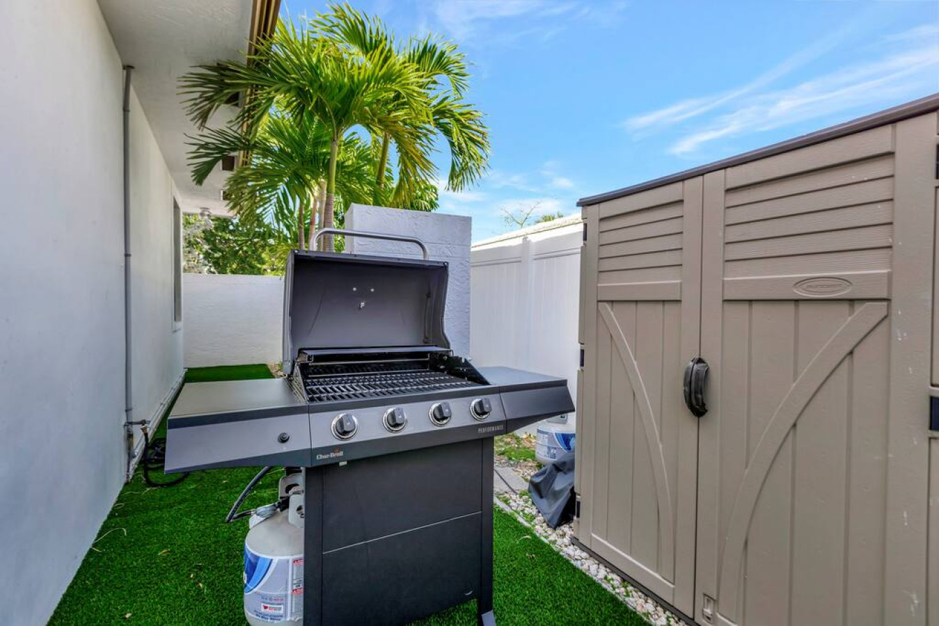 Lynora's Luxe Estate - Modern Design & Heated Pool - Fort Lauderdale