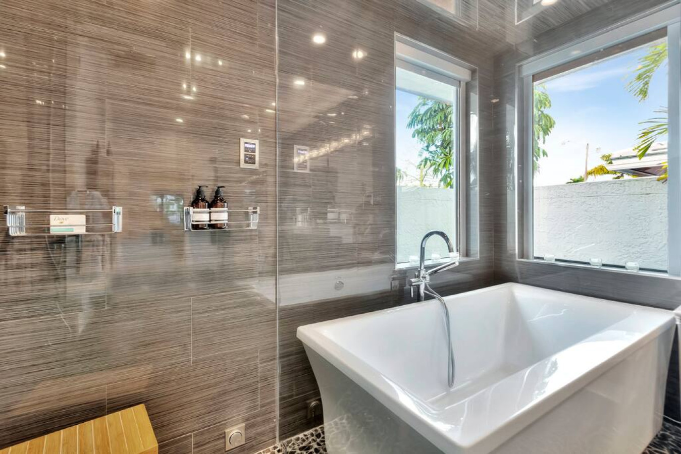 Lynora's Luxe Estate - Modern Design & Heated Pool - Fort Lauderdale