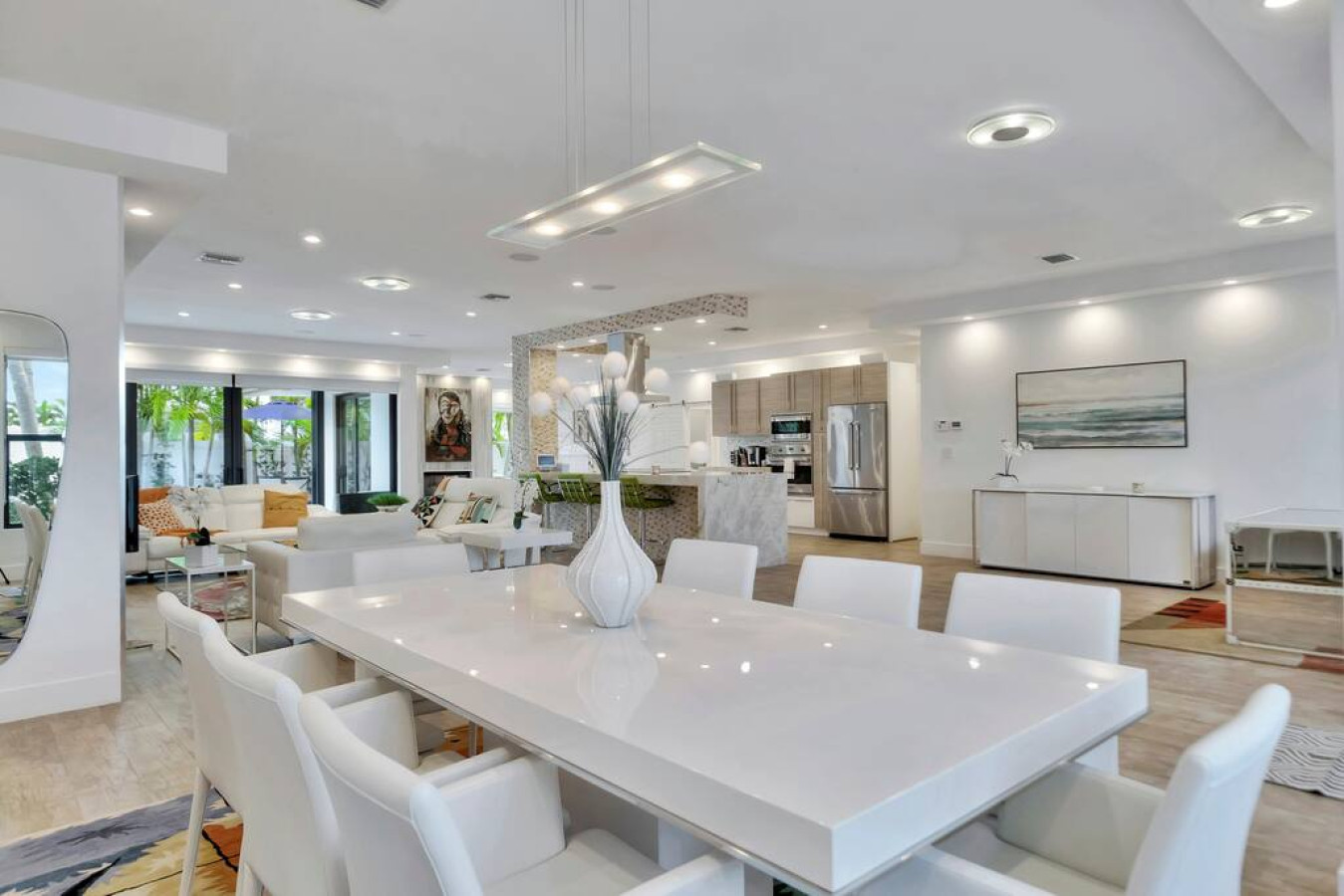 Dinner party goals achieved in this chic and modern space. ✨