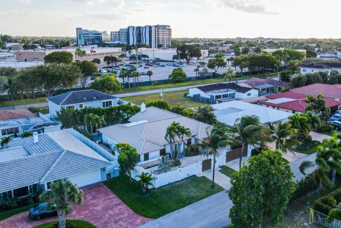 Lynora's Luxe Estate - Modern Design & Heated Pool - Fort Lauderdale