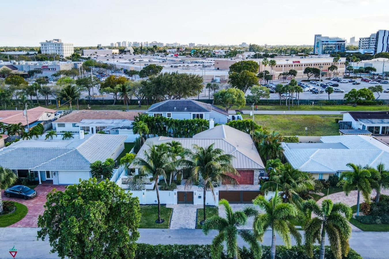 Lynora's Luxe Estate - Modern Design & Heated Pool - Fort Lauderdale