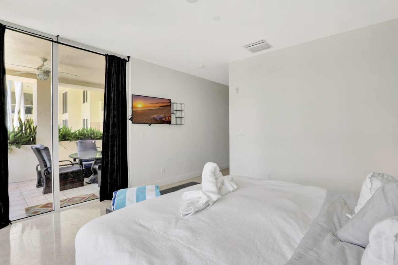 Coastal Condo Retreat: 3BR 2.5BA in Deerfield - Deerfield Beach