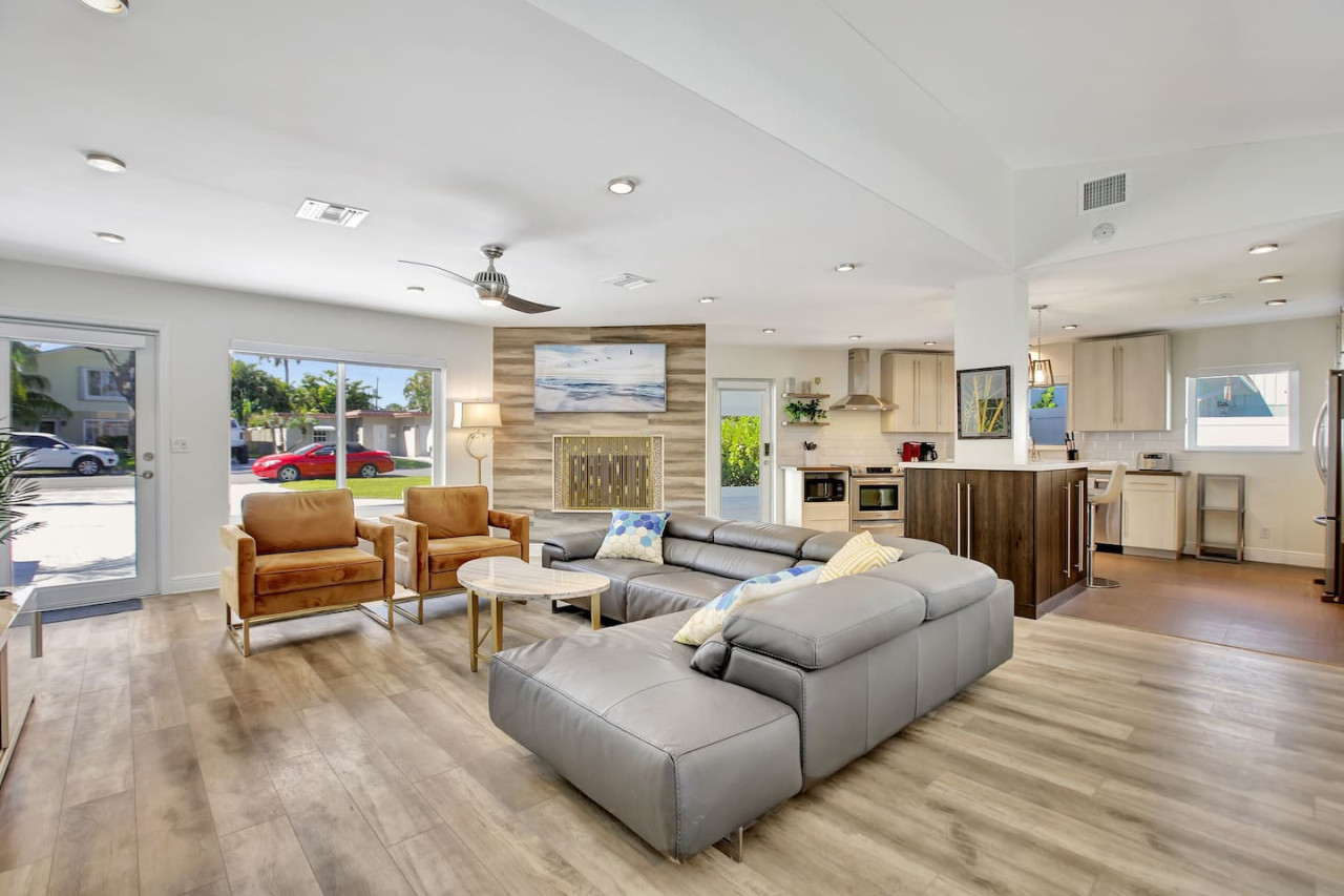 lakefront-family-fun-home-with-private-dock-3br-2b/