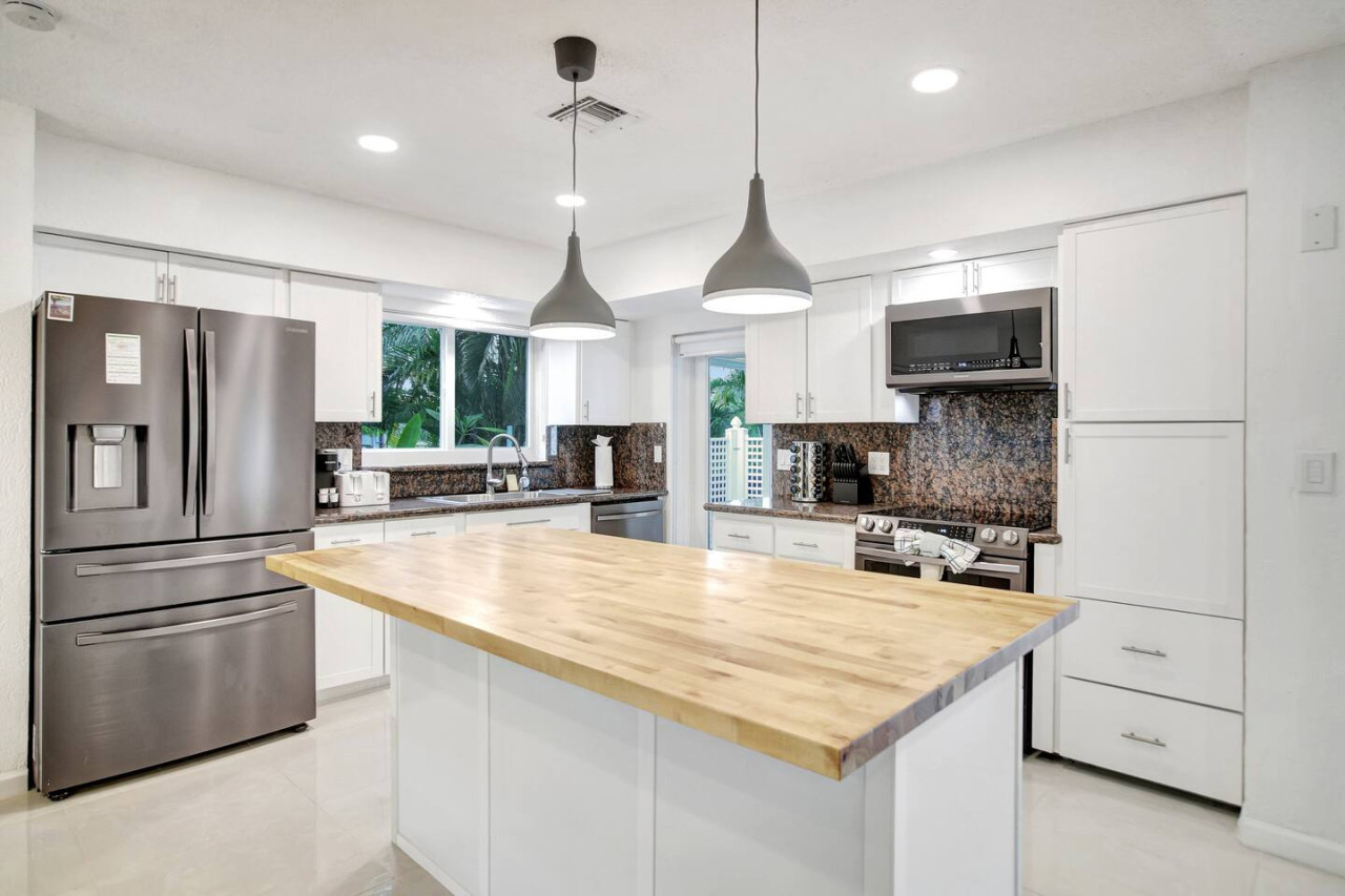 wilton-on-the-water-courtyard-and-heated-pool-42.5/