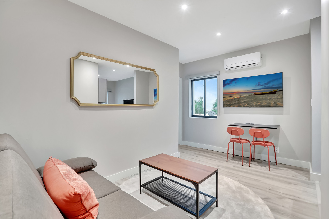 Cozy corners and endless possibilities: This living room invites you to curl up with a book, catch up with friends, or simply enjoy the view.