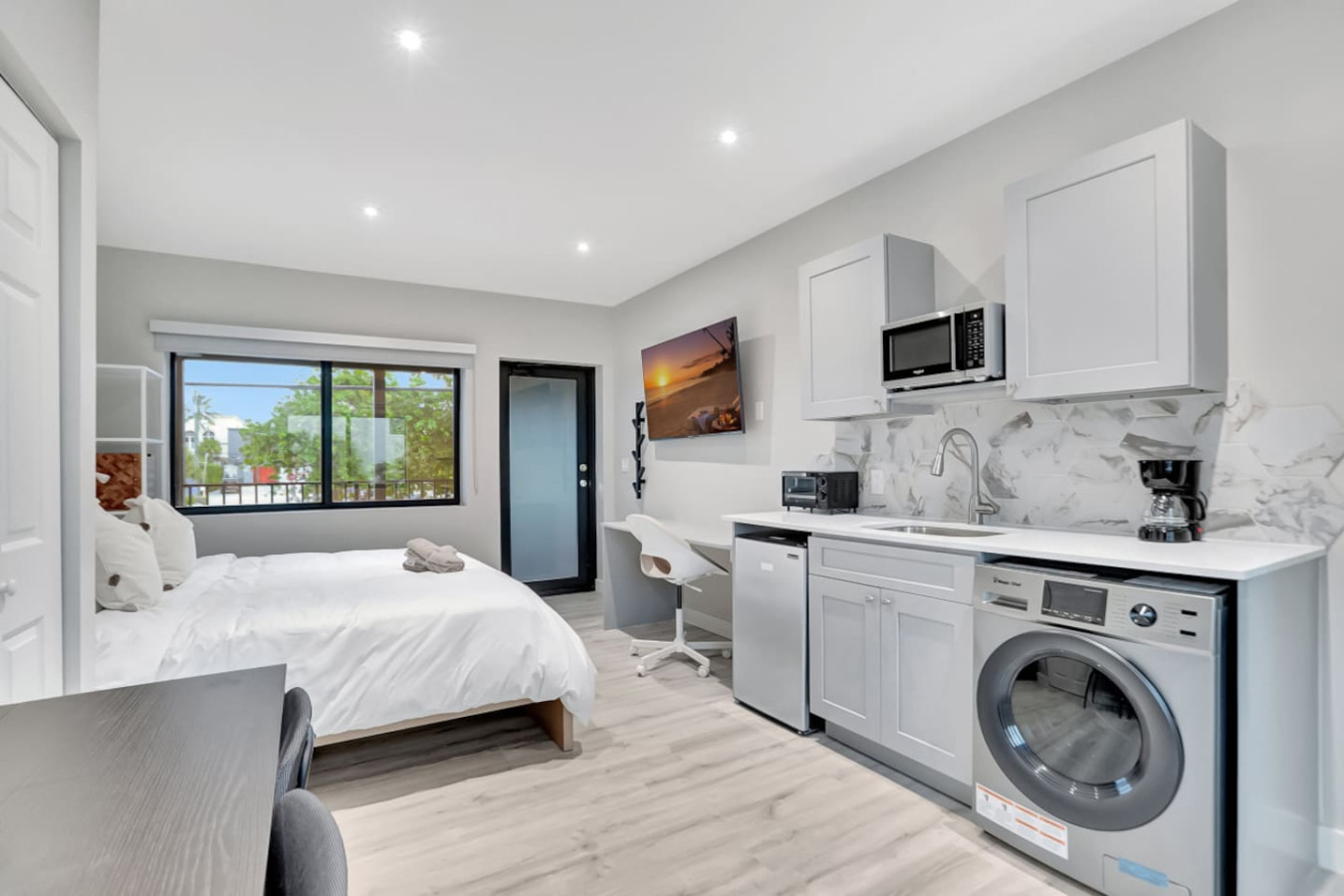 studio-right-off-las-olas-steps-to-ftl-beach-1b/