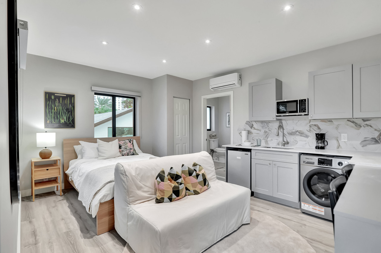 Studio Right off Las Olas - Steps to FTL Beach #1C