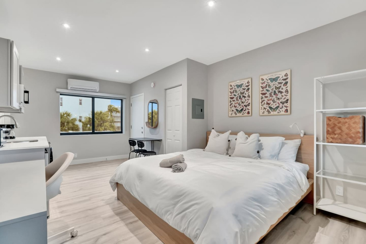 Studio Right off Las Olas - Steps to FTL Beach #2B