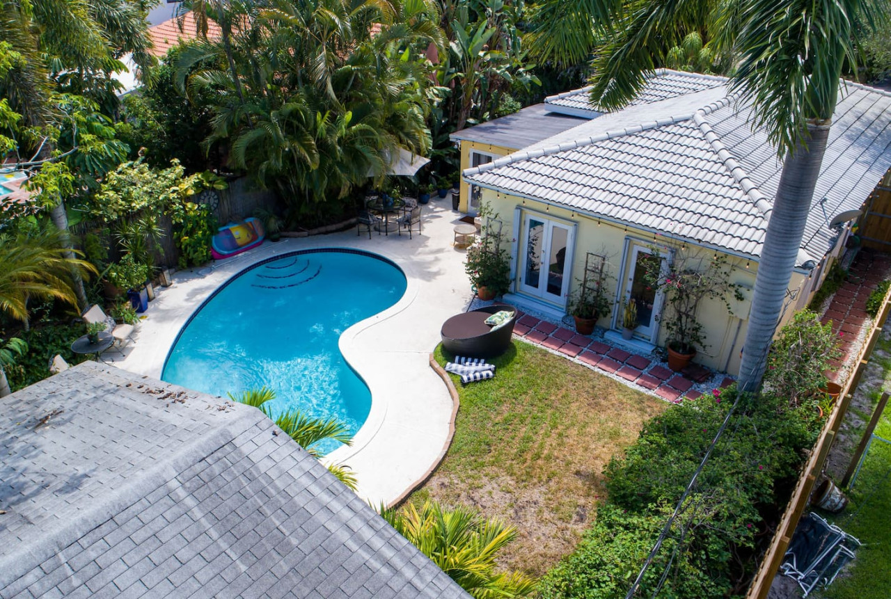 Family Home: 2BR Heated Pool, Victoria Park