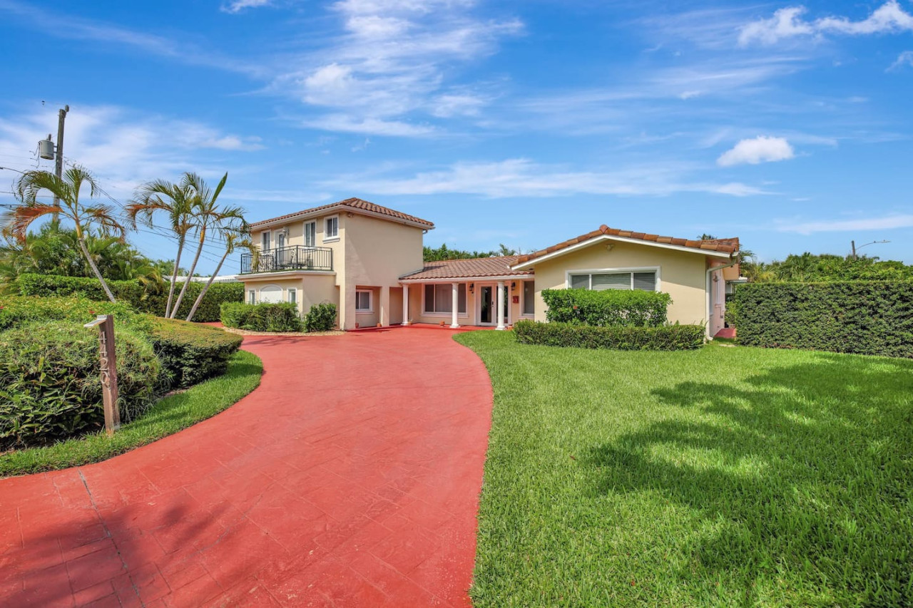 Stylish 2br/3ba w-Heated Pool + Beach Walkable