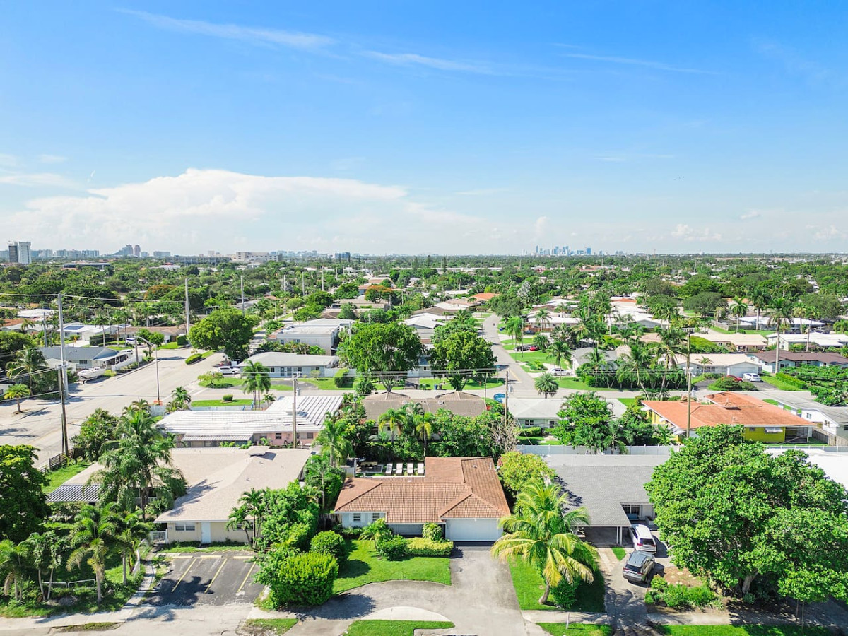 Charming Coral Ridge 2BR/2BA Near Beach + Pool - Fort Lauderdale