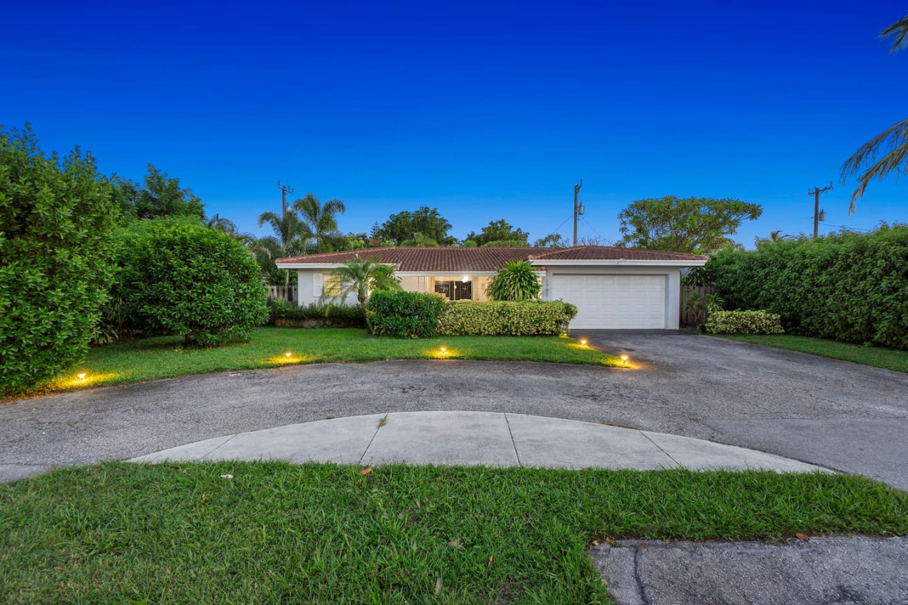 Charming Coral Ridge 2BR/2BA Near Beach + Pool - Fort Lauderdale