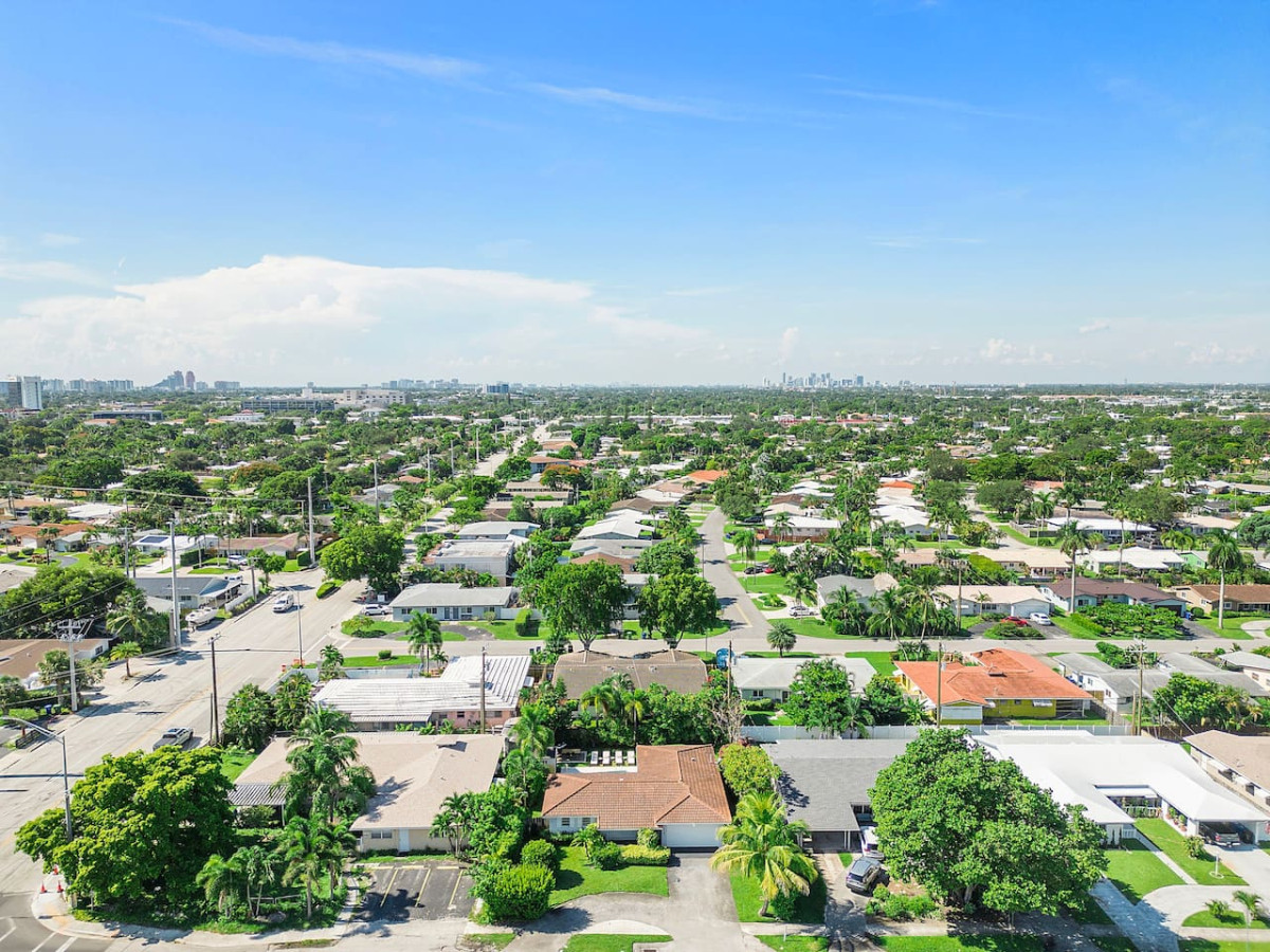 Charming Coral Ridge 2BR/2BA Near Beach + Pool - Fort Lauderdale