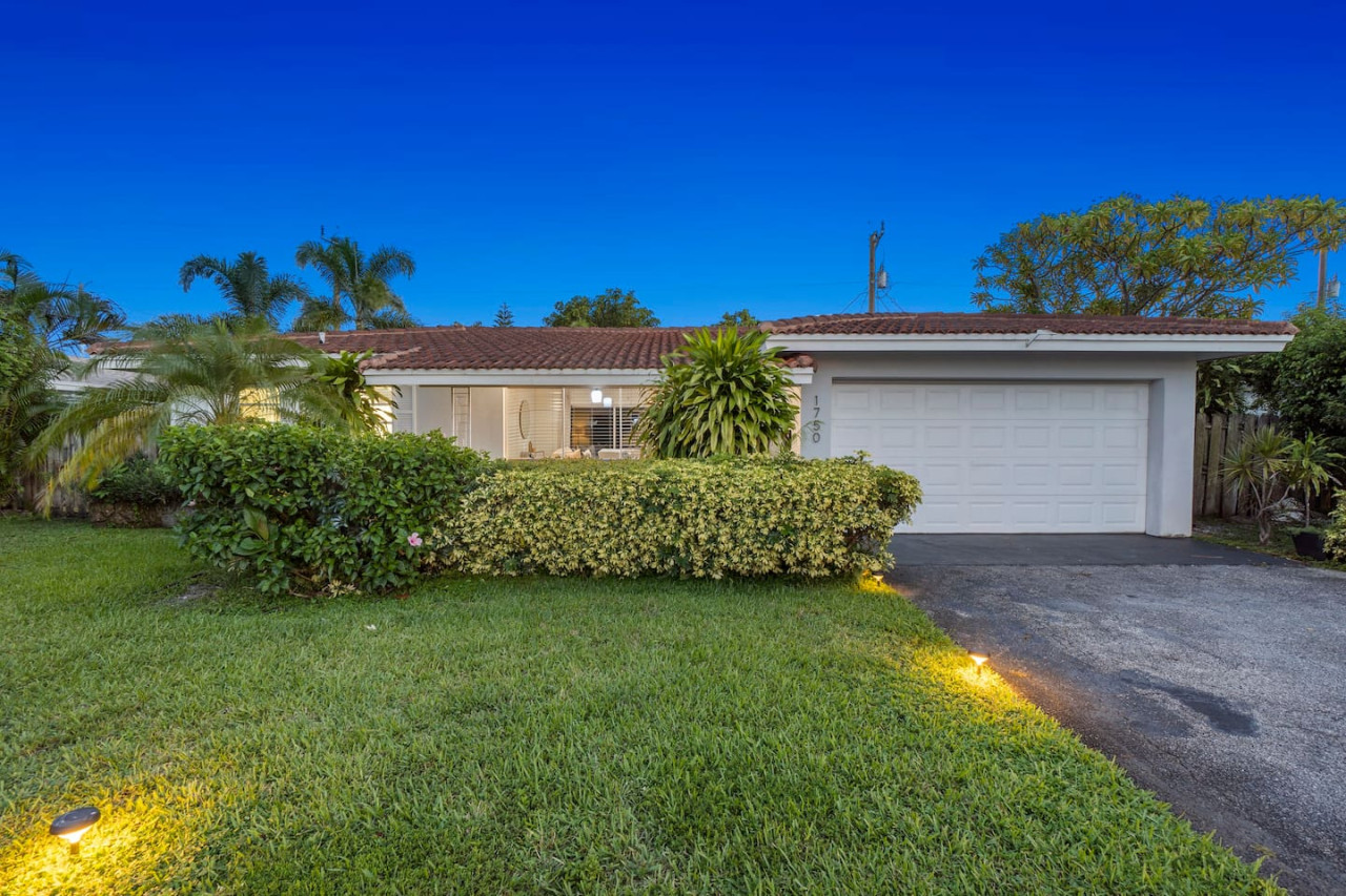 Charming Coral Ridge 2BR/2BA Near Beach + Pool - Fort Lauderdale