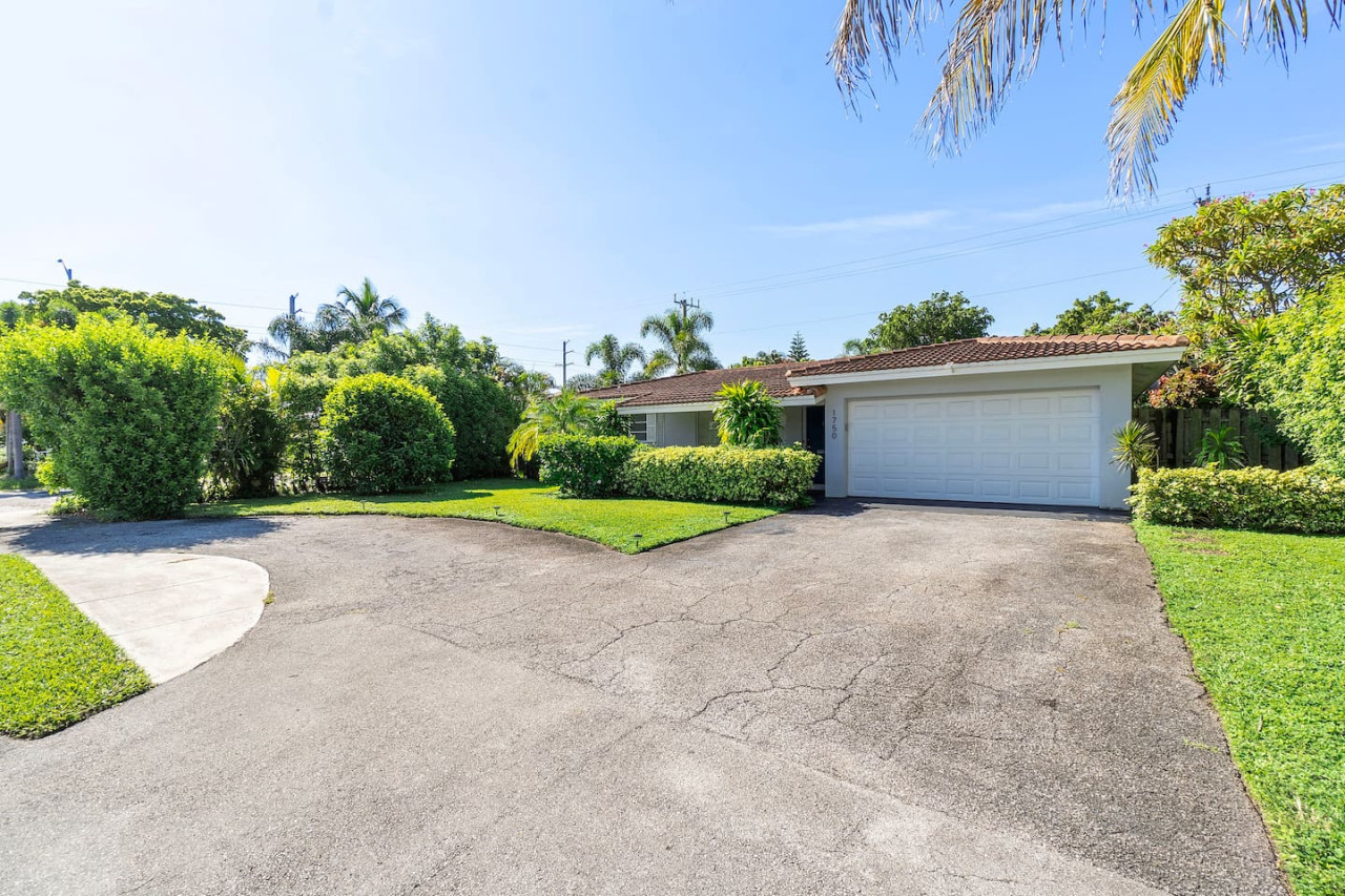 Charming Coral Ridge 2BR/2BA Near Beach + Pool - Fort Lauderdale