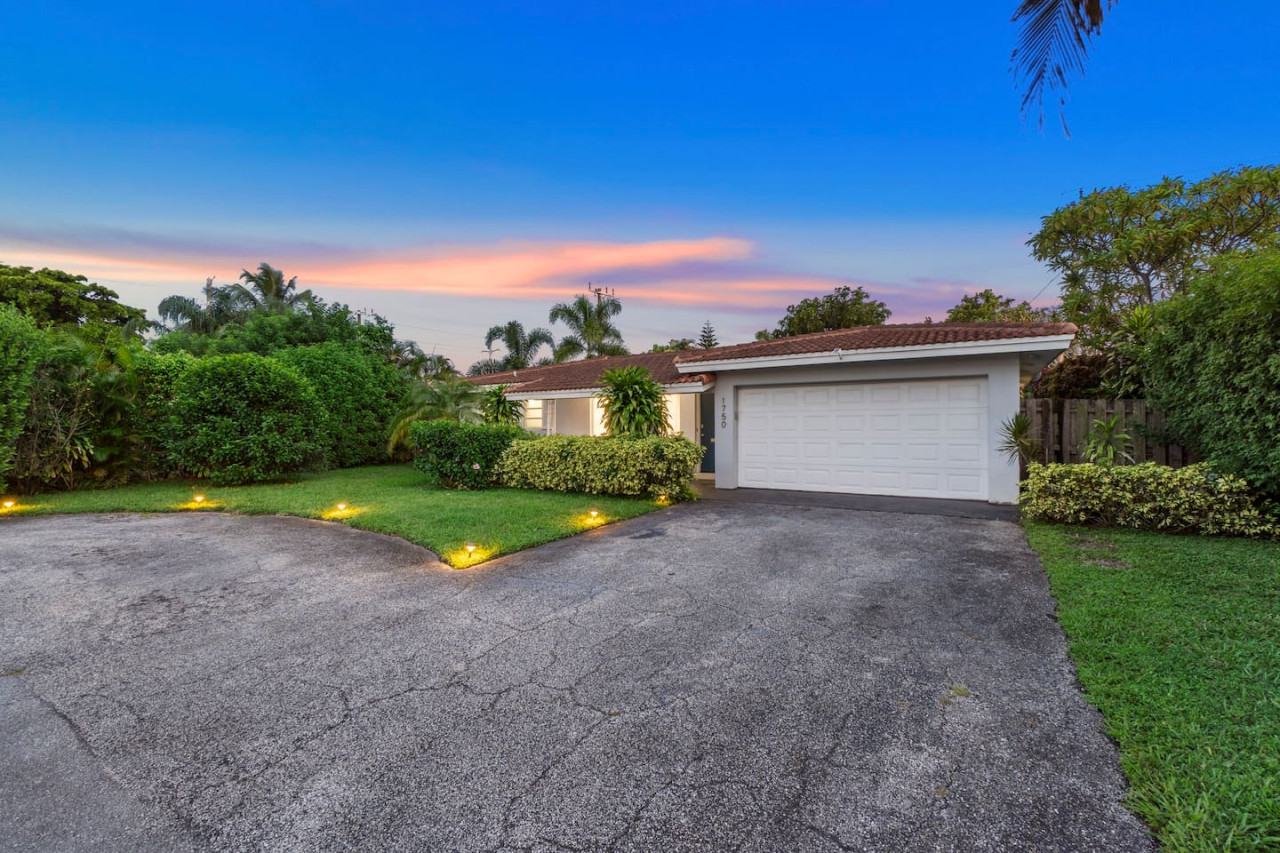 Charming Coral Ridge 2BR/2BA Near Beach + Pool - Fort Lauderdale