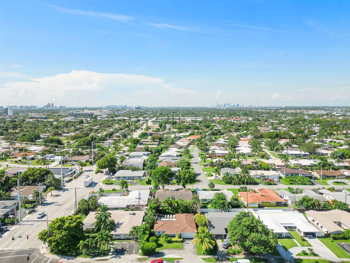 Charming Coral Ridge 2BR/2BA Near Beach + Pool - Fort Lauderdale