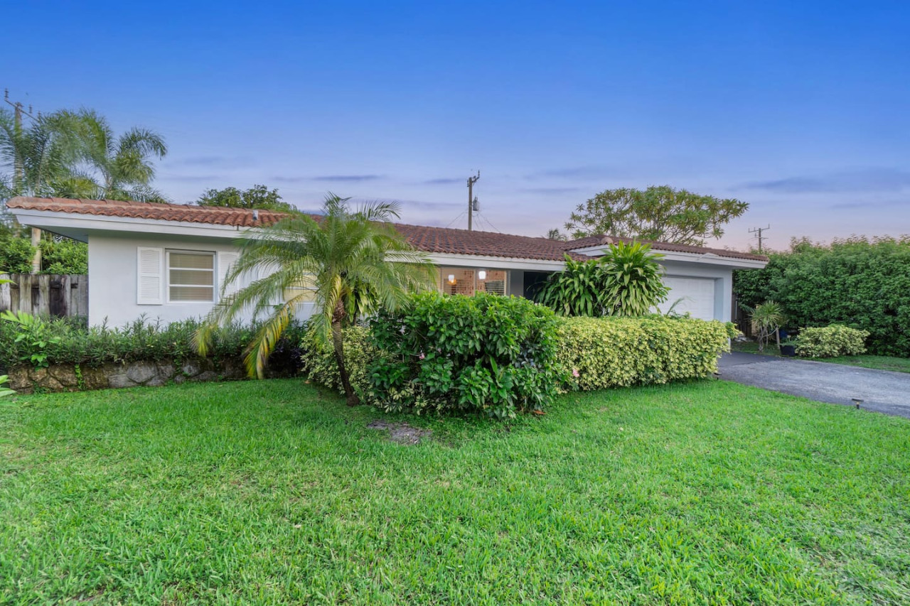 Charming Coral Ridge 2BR/2BA Near Beach + Pool - Fort Lauderdale