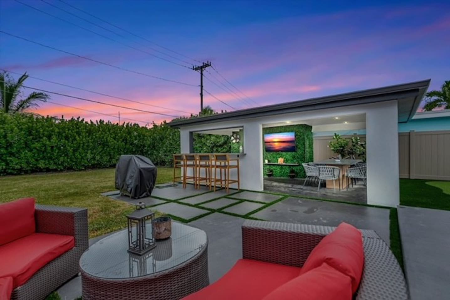Lovely 2BR 2BA  Modern Flat  w/ Vibrant Backyard