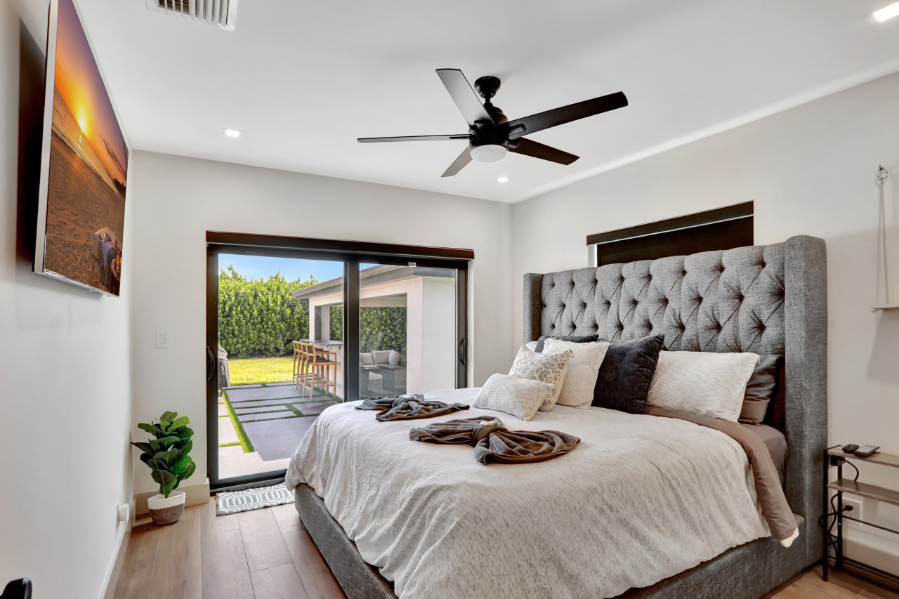 Cozy bedroom with a king-size bed and easy access to the outdoor space.