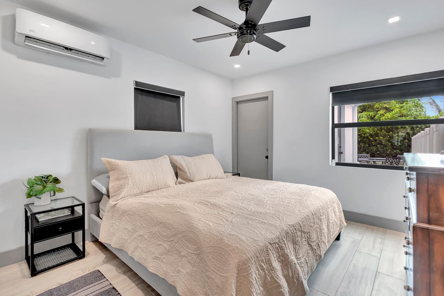 Contemporary 3BR 3 BA Duplex, Amazing Outdoor Area - Fort Lauderdale