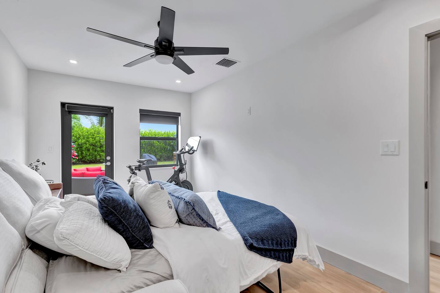 Contemporary 3BR 3 BA Duplex, Amazing Outdoor Area - Fort Lauderdale