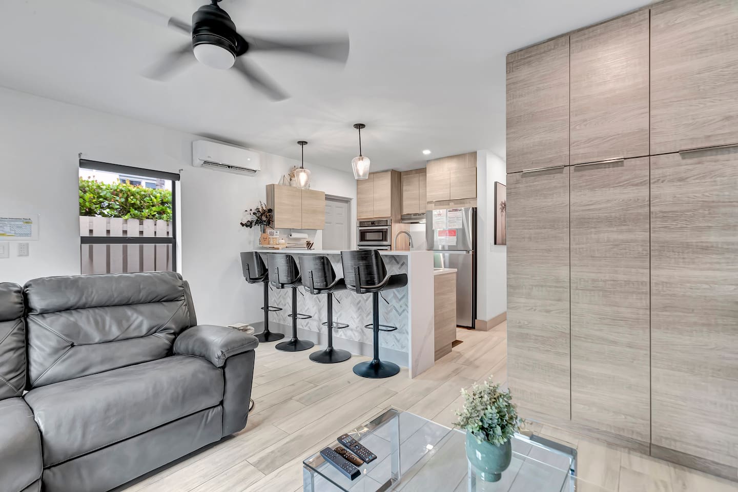 Contemporary 3BR 3 BA Duplex, Amazing Outdoor Area - Fort Lauderdale