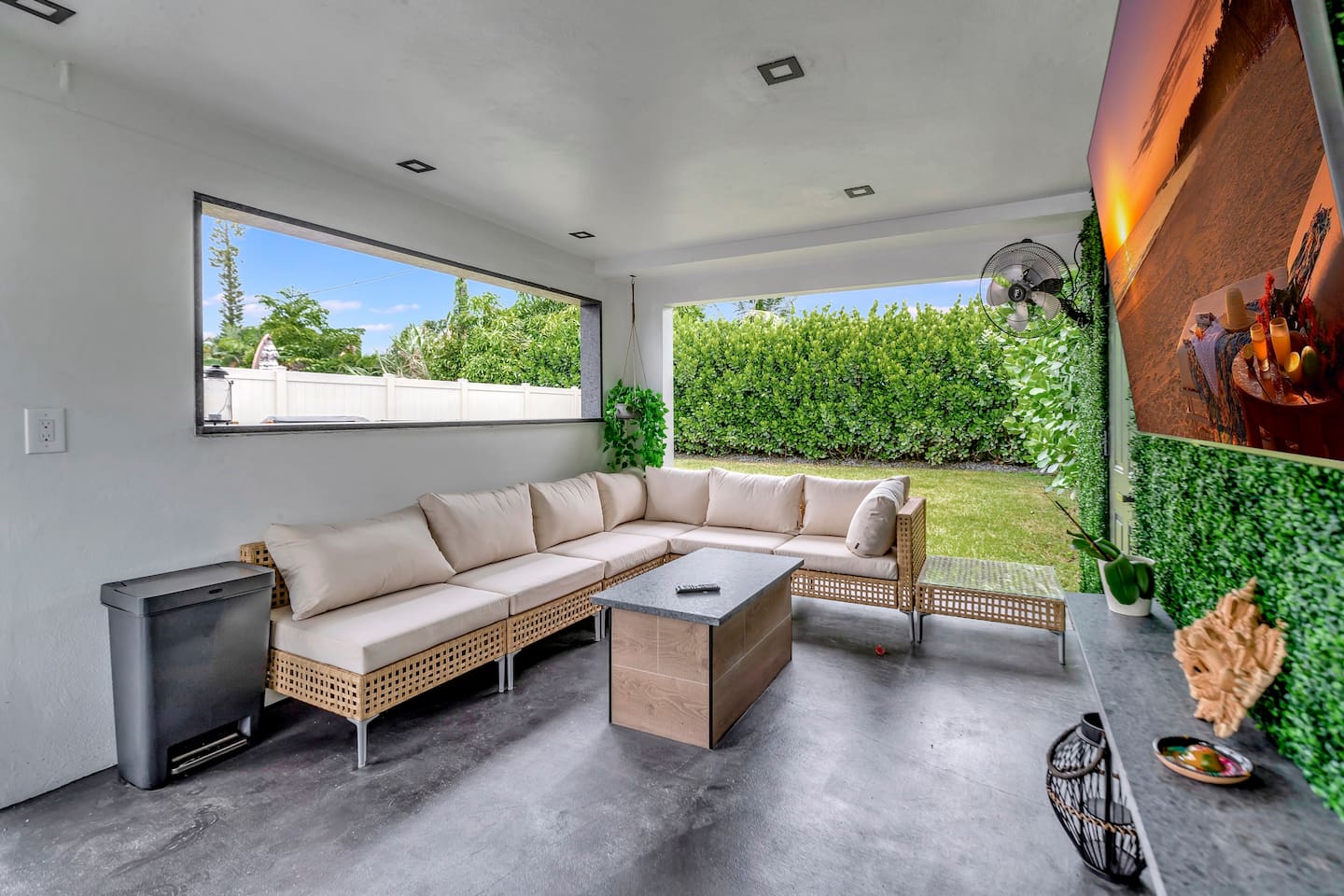 Contemporary 3BR 3 BA Duplex, Amazing Outdoor Area - Fort Lauderdale