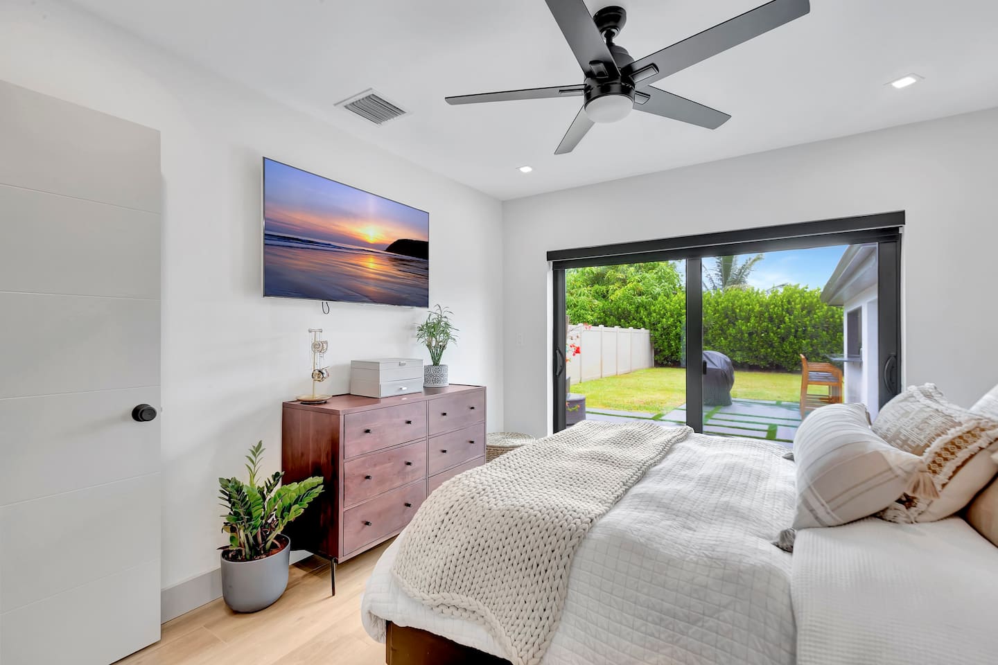 Contemporary 3BR 3 BA Duplex, Amazing Outdoor Area - Fort Lauderdale