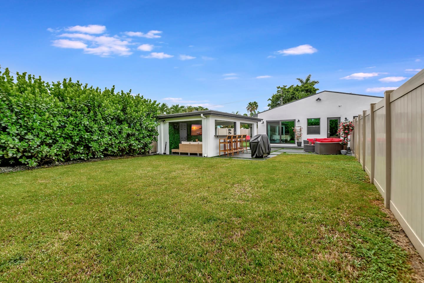 Contemporary 3BR 3 BA Duplex, Amazing Outdoor Area - Fort Lauderdale