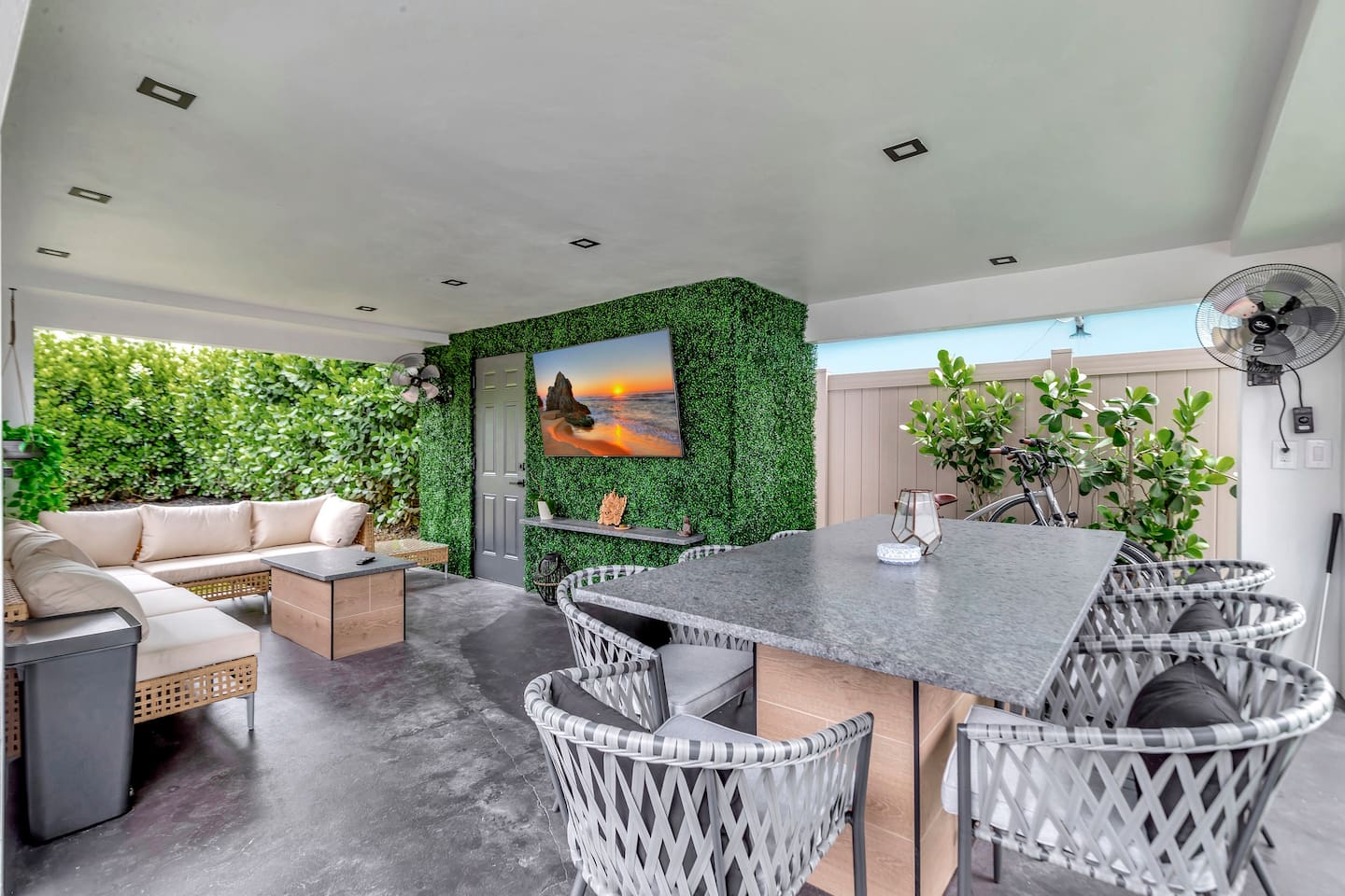 Contemporary 3BR 3 BA Duplex, Amazing Outdoor Area - Fort Lauderdale