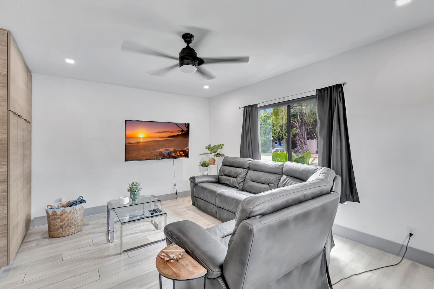 Contemporary 3BR 3 BA Duplex, Amazing Outdoor Area - Fort Lauderdale