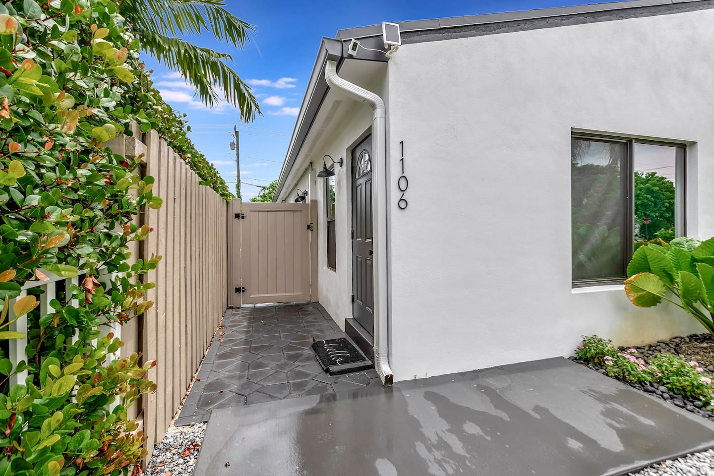 Contemporary 3BR 3 BA Duplex, Amazing Outdoor Area - Fort Lauderdale