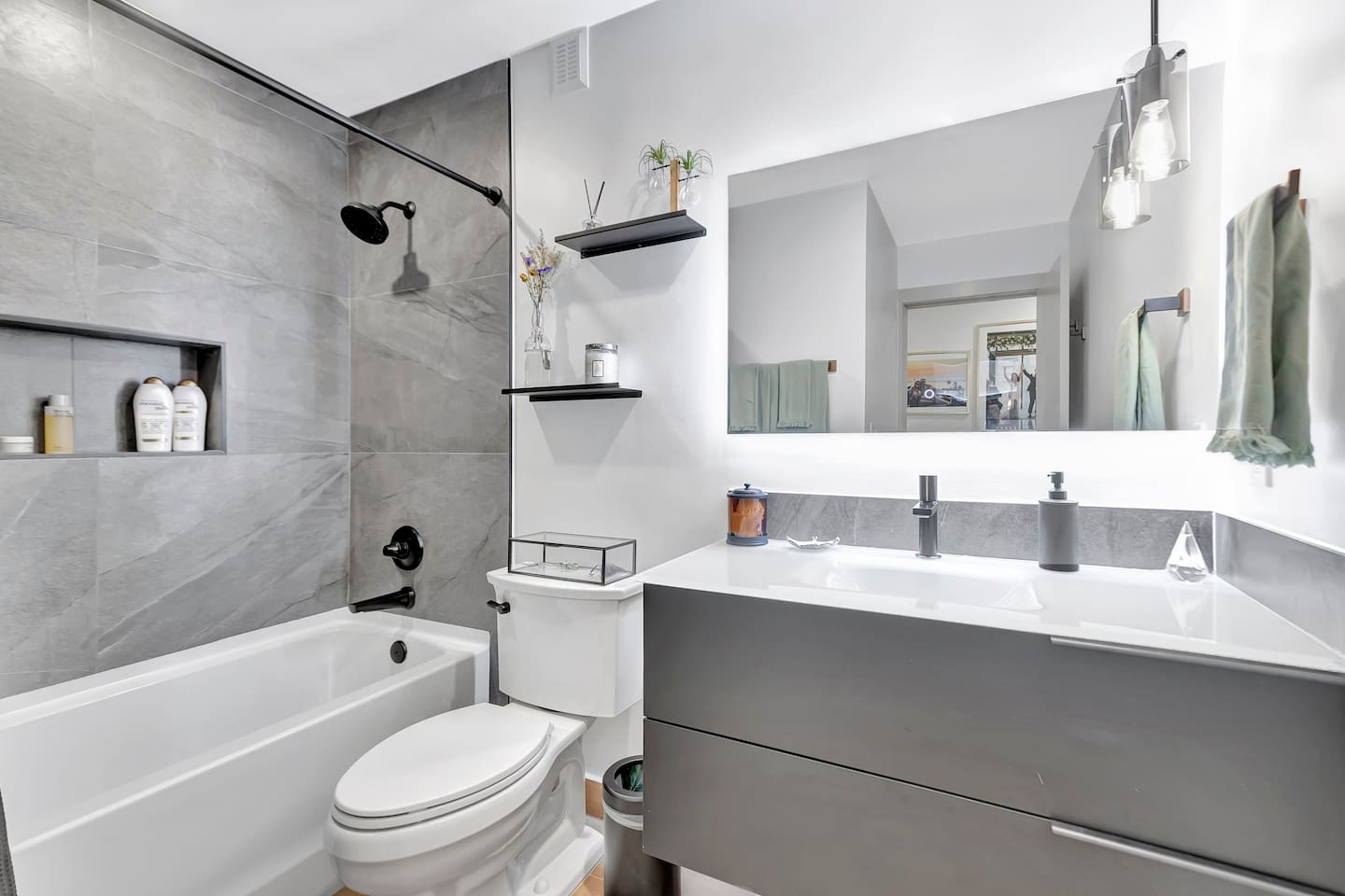 Contemporary 3BR 3 BA Duplex, Amazing Outdoor Area - Fort Lauderdale