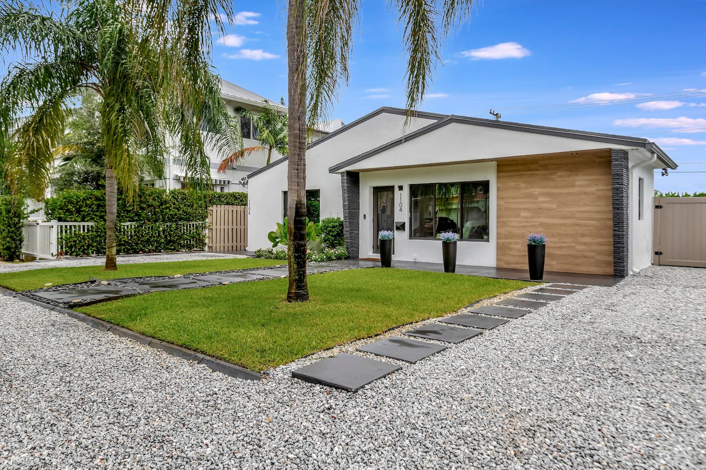 Contemporary 3BR 3 BA Duplex, Amazing Outdoor Area - Fort Lauderdale