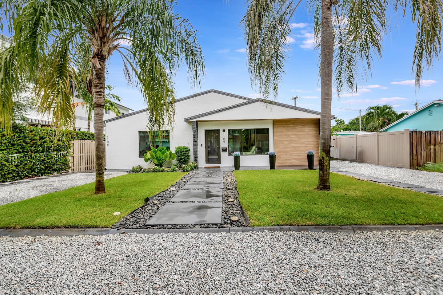 Contemporary 3BR 3 BA Duplex, Amazing Outdoor Area - Fort Lauderdale