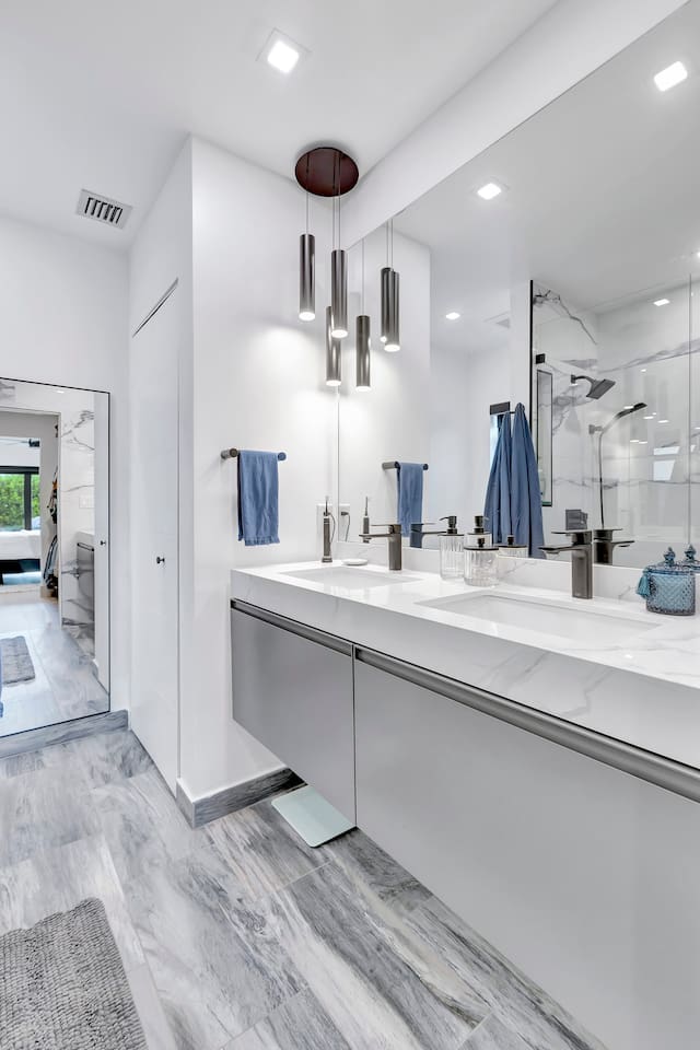 Contemporary 3BR 3 BA Duplex, Amazing Outdoor Area - Fort Lauderdale