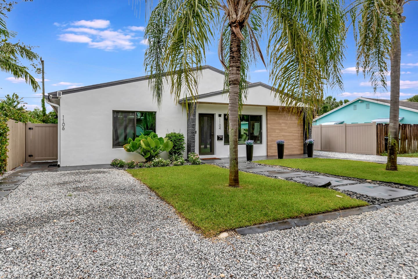 Contemporary 3BR 3 BA Duplex, Amazing Outdoor Area - Fort Lauderdale