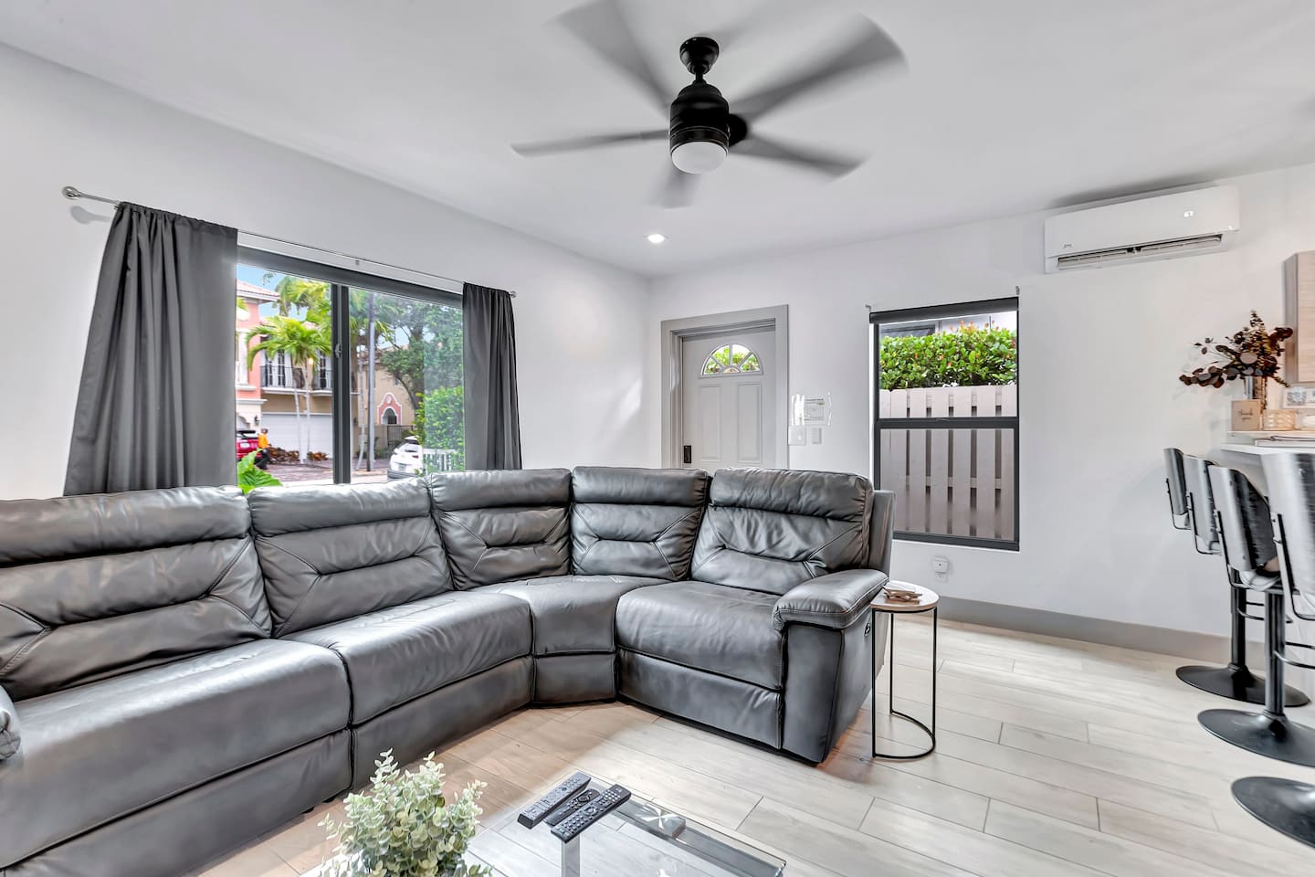 Contemporary 3BR 3 BA Duplex, Amazing Outdoor Area - Fort Lauderdale