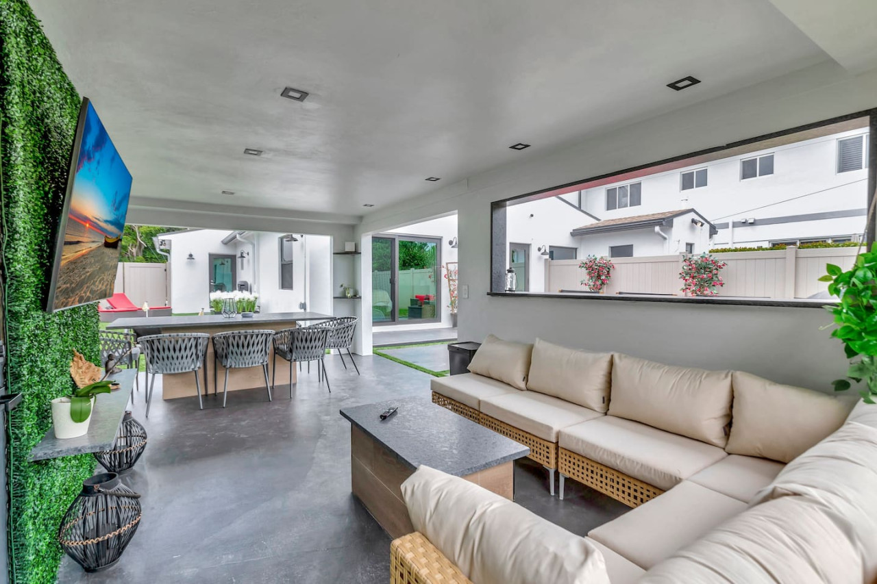 Contemporary 3BR 3 BA Duplex, Amazing Outdoor Area - Fort Lauderdale