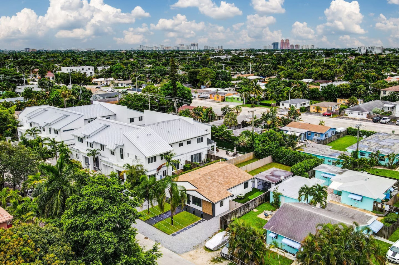 Contemporary 3BR 3 BA Duplex, Amazing Outdoor Area - Fort Lauderdale
