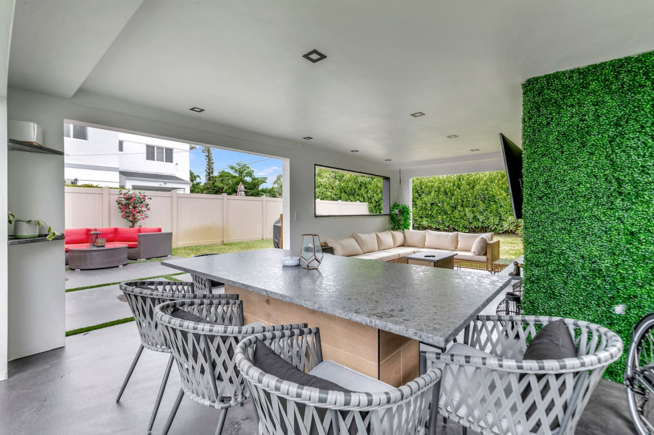 Contemporary 3BR 3 BA Duplex, Amazing Outdoor Area - Fort Lauderdale